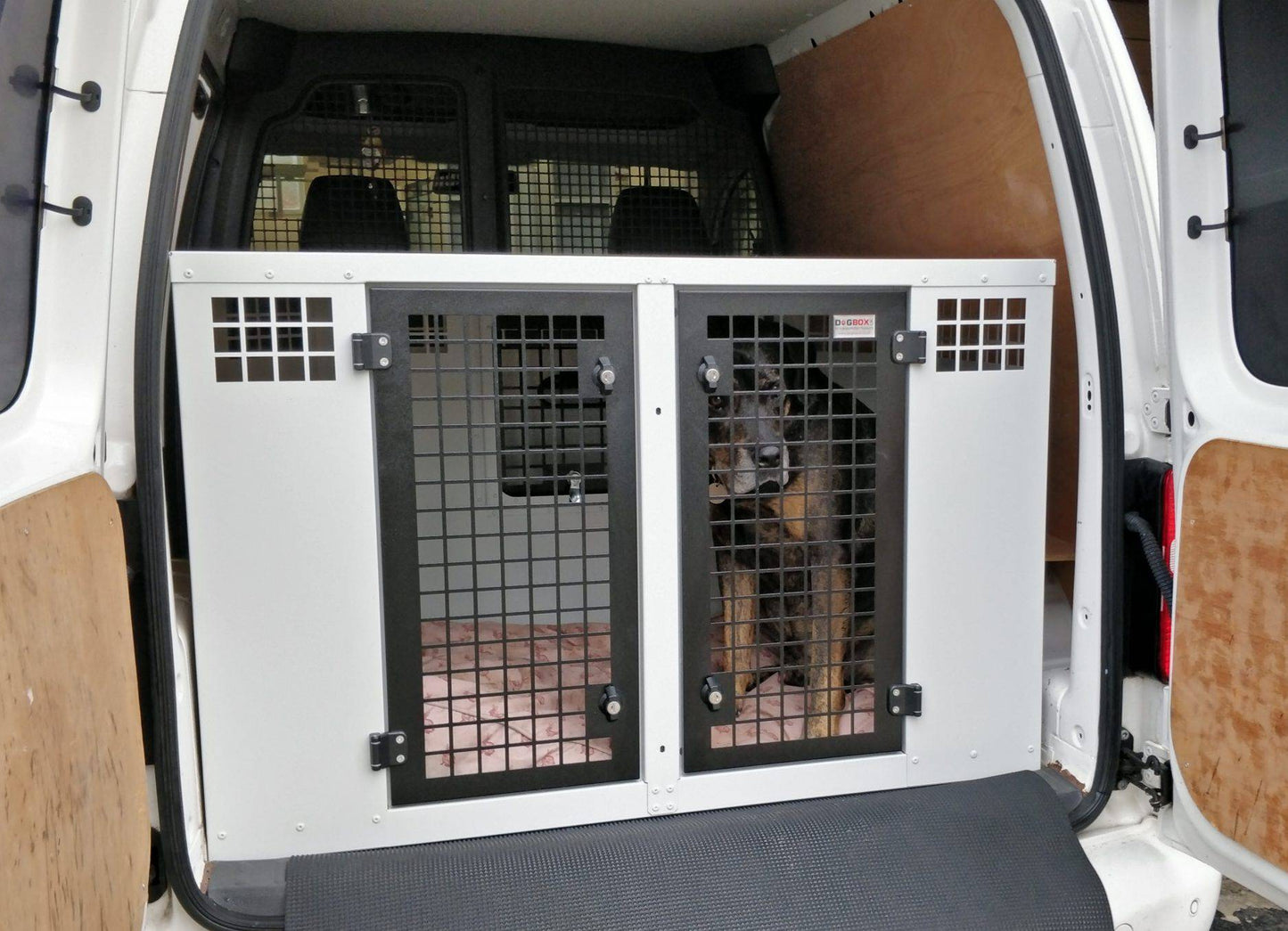DB07 - Land Rover Defender 90/110 Dog Transport Cage