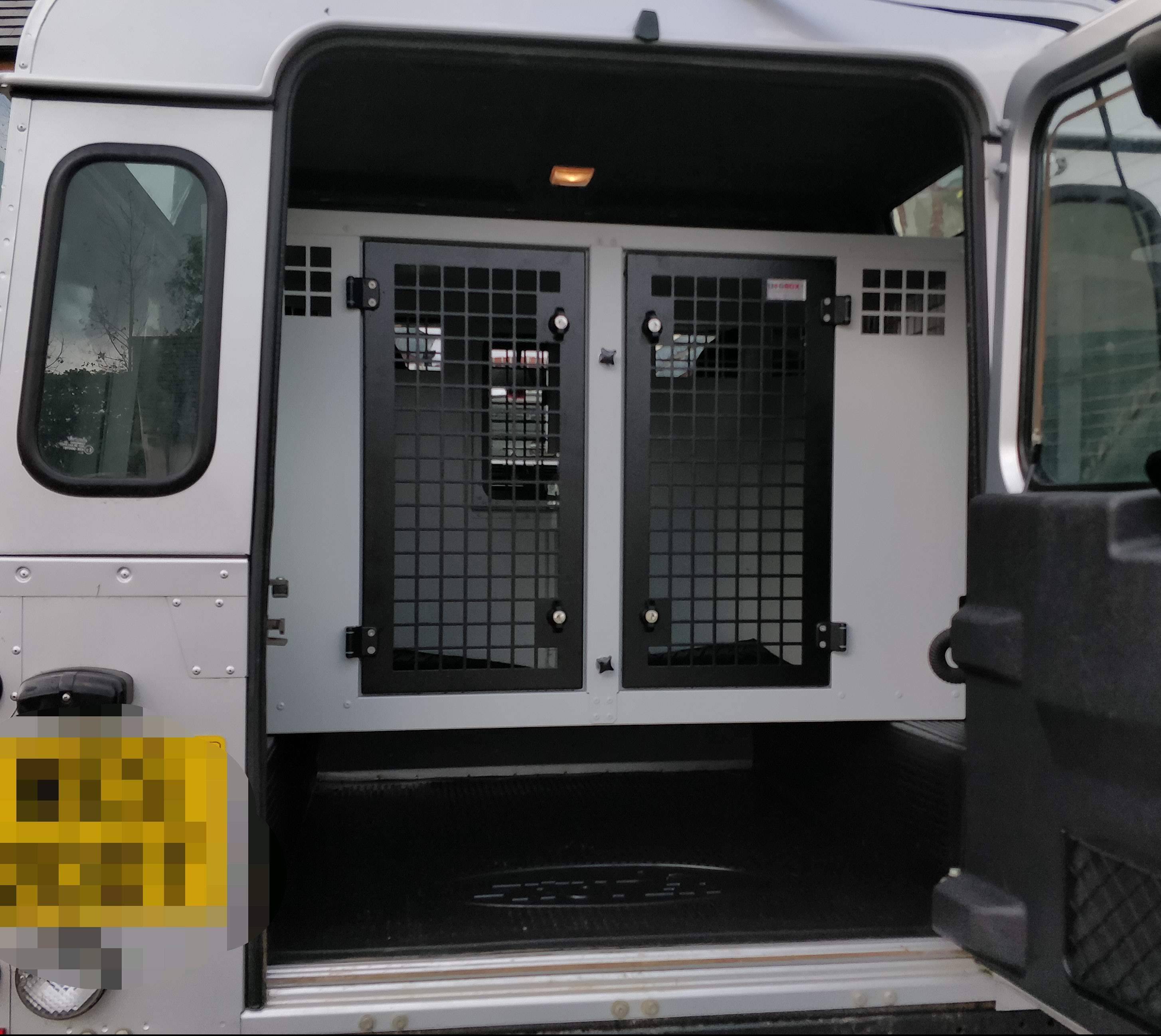 DB07 - Land Rover Defender 90/110 Dog Transport Cage – Dog Box UK